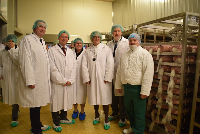 Bei der Firmenführung in der Produktion: LH Johanna Mikl-Leitner und Rudolf Berger. | Foto: Zeiler