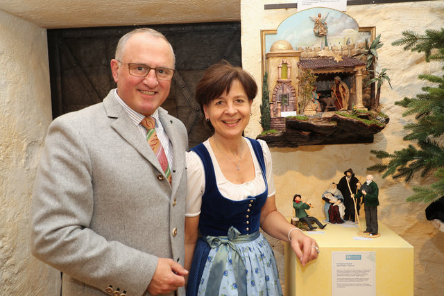 27. Krippenausstellung "die Weihnachtskrippe" - Lebendige Volkskunst unserer Zeit: Hans Köhl vom Heimatwerk und Ausstellungorganisatorin Getraud Kainz | Foto: Neumayr