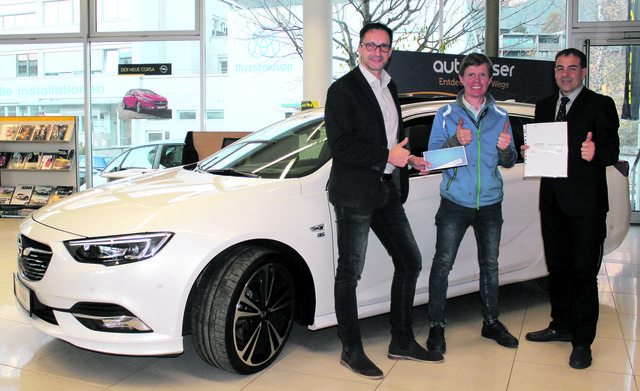 Herr MMag. Markus Siedl, Center Manager Sillpark, Herr Stefan Lanschuetzer, Gewinner des Gewinnspiels, und Herr Piero Salituri, Marketingleiter Auto-Linser.