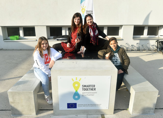 Smarther Together, neue Solar Benches am Enkplatz. Mit Gemeinderätin Novak | Foto: Jobst