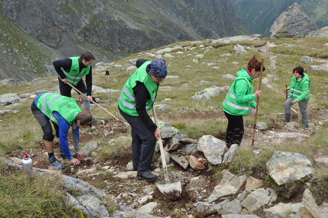 Seit 2010 kooperieren Hanydl Tyrol und der Österreichische Alpenverein beim Erhalt von Wanderwegen. | Foto: Handl Tyrol