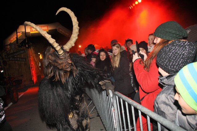 Geduldig ließ sich der Krampus fotografieren, dann zog er der Jugend die Mützen vom Kopf.