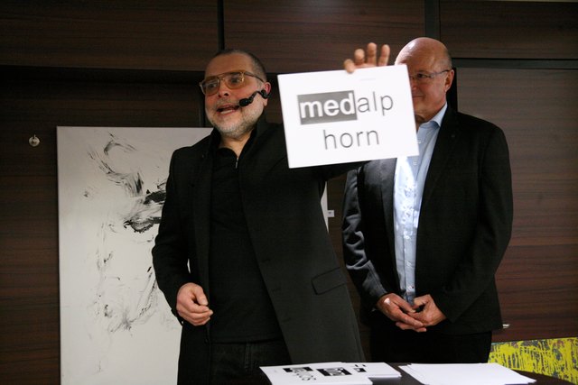 Der Wortkünstler Wilfried Schatz präsentierte seine eigens für den Abend erstellten Kreationen aus dem sprachkabi.net