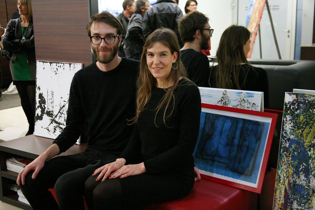 Nico Köhle und Kathrin Deisenberger, die sich um den Verkauf der Bilder für den guten Zweck kümmerte