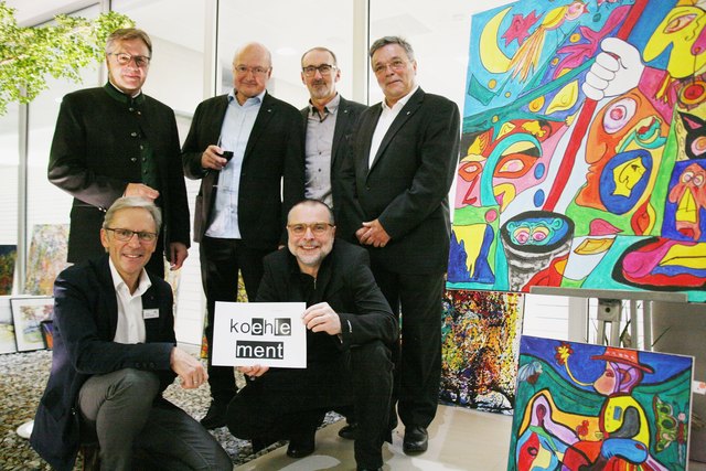 stehend v.l.n.r. LH Günther Platter, Dr. Hermann Köhle, Dr. Manfred Lener, Dr. Alois Schranz - alled drei GF medalp Imst, vorne links Stefan Schranz - Marketing medalp, vorne rechts Wortkünstler Wilfried Schatz