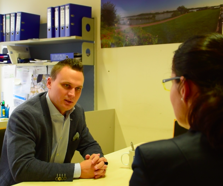 FP-Bezirksparteiobmann Andreas Bors im Interview mit Bezirksblatt-Redakteurin Karin Zeiler.