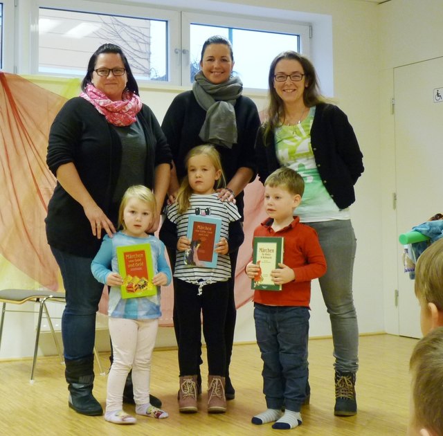 Die drei Glückspilze Mona, Lina und Moritz bei der Märchenstunde in Ried in Traunkreis | Foto: Haslinger