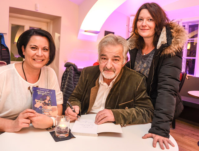 Manfres Tisal signiert Bücher für Bettina Schnidar und Corina Tschemernjak. | Foto: Arbeiter