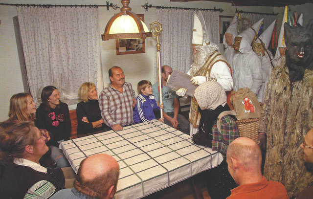 Die "weißen" Gestalten ziehen jedes Jahr am 5. Dezember durch St. Roman – in der sogenannten "Midloan". | Foto: Gh-gruppe St. Roman