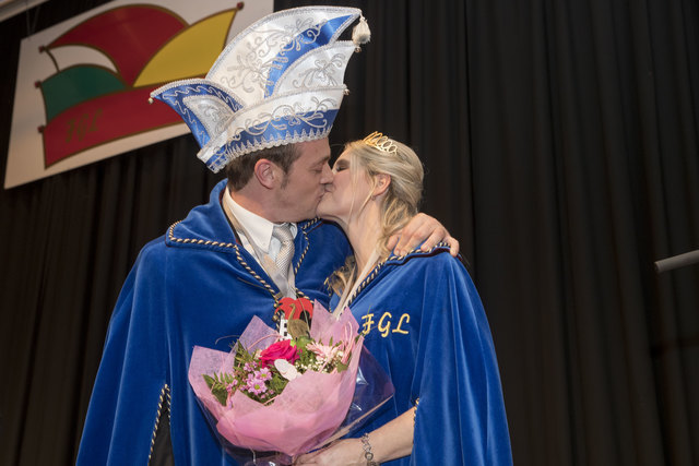 Ein Kuss nach dem Heiratsantrag: Faschingsprinz Daniel Geiger mit seiner Prinzessin Karin Sauer.