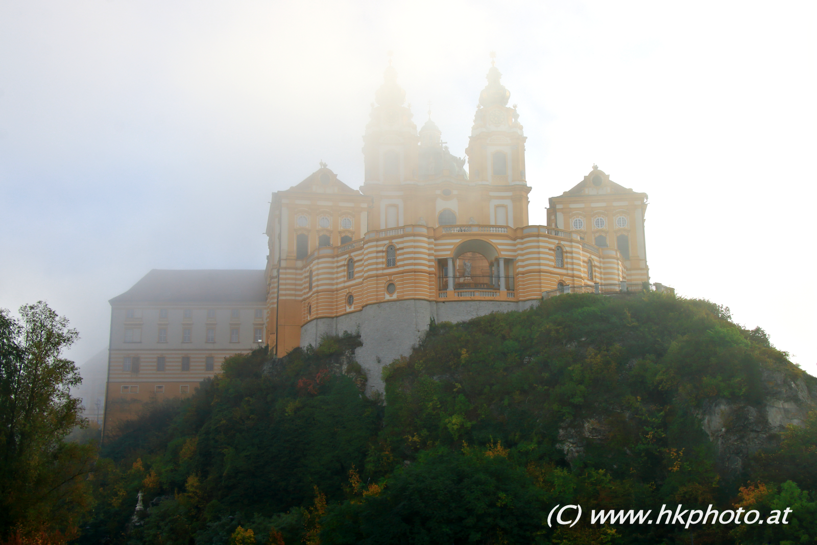 Stift Melk im Nebel.