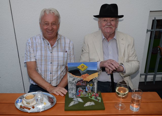 Mit großem handwerklichen Geschick hat sich Seewald dieser Aufgabe gestellt und dem Künstler sein erstes Exemplar übergeben. | Foto: Reitmaier