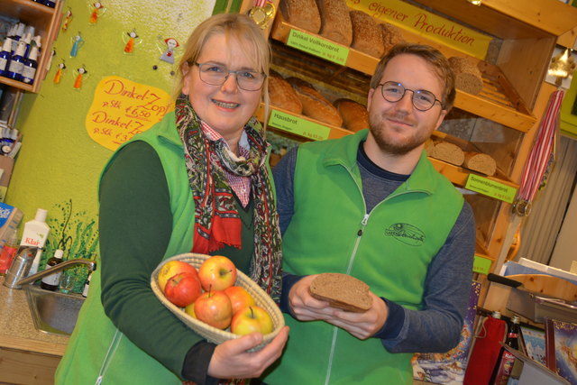 Äpfel, Brot oder Ei: "Bei einem Bio-Ei schmeckst du im Dotter das pure Leben", sagt Cilli Deinhofer, hier mit Sohn Johannes.