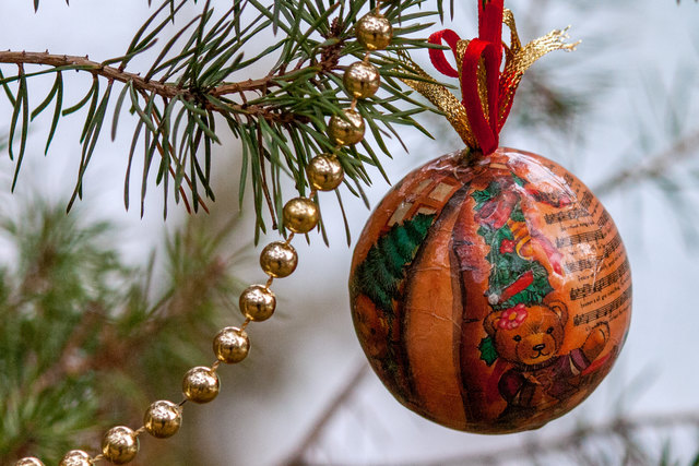 Bild 023: unterschiedlicher Christbaumschmuck kann entdeckt werden.  © Ing. Günter Kramarcsik