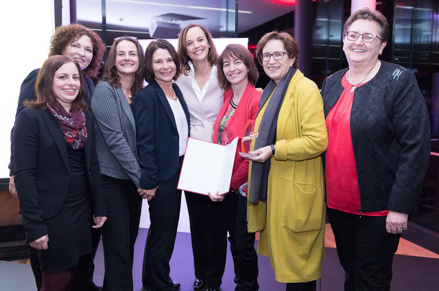 Katharina Kobler, Irene Austerhuber, Sabine Fischer, Michaela Freimüller, Bundesministerin Dr.in Sonja Hammerschmid, Klaudia Burtscher, Steyrs Vizebürgermeisterin Ingrid Weixelberger und Klaudia Frieben (v. li.). | Foto: Bildungsministerium/APA-Fotoservice/Martin Lusser