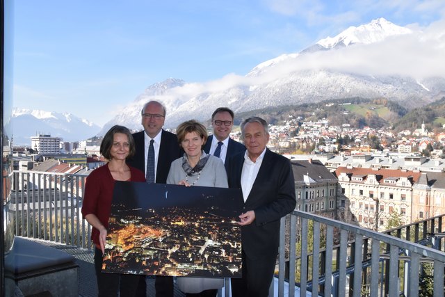 Die IKB-Vorstände Harald Schneider (re.), Helmuth Müller (2.v.li.) und Thomas Gasser ziehen mit Bürgermeisterin Christine Oppitz-Plörer und Vizebürgermeisterin Sonja Pitscheider (li.) eine positive Zwischenbilanz zur LED-Offensive für Innsbruck. | Foto: IKB/Strickner