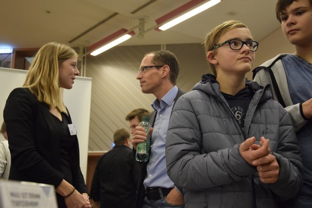 AMS Liezen Geschäftsführer Helge Röder (2.v.l.) schuf sich bei der sehr gut besuchten Messe immer wieder einen Überblick.