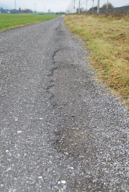 Brüchiger Asphalt am Radweg