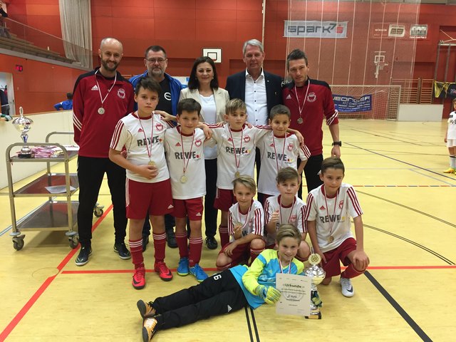 Der Ohlsdorfer U10-Kader mit Raphael (Tor), Tobias, Leonardo, Luca, Luka, Simon, Isnel, Jonas, den Trainern Peter Ornetzeder und Thomas Schwaiger und einige Offizielle. | Foto: ASKÖ Ohlsdorf/Derflinger