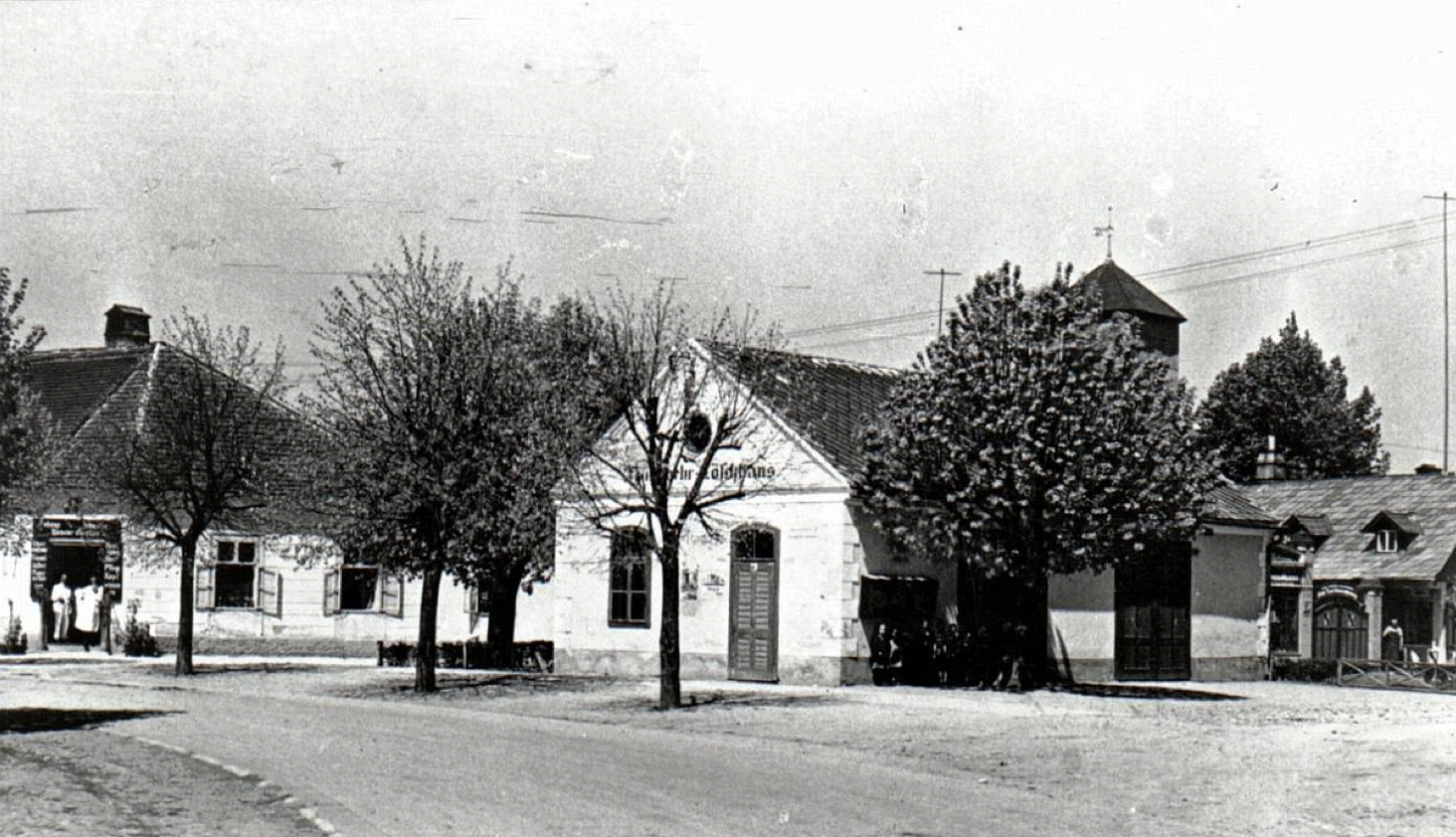 Um 1920: Das ehemalige Feuerwehrhaus am heutigen Sparkassenplatz in Ober-Grafendorf. Die Wehr in Ogra ist die erste im Tal.