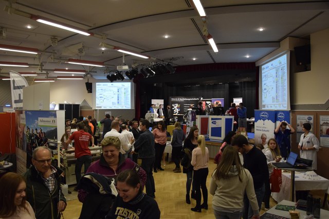 Viele Besucher nutzen die Gelegenheit sich ausführlich über die Berufs- und Karrieremöglichkeiten im Bezirk zu informieren.