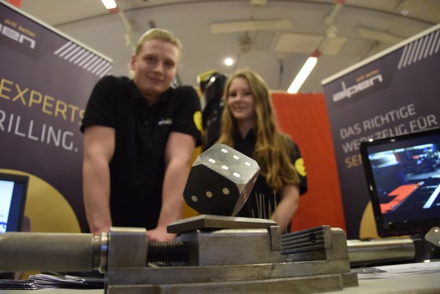 Das Werkstück des ersten Lehrjahres präsentierten die beiden Jungprofis am Stand der Alpen Meykestag.