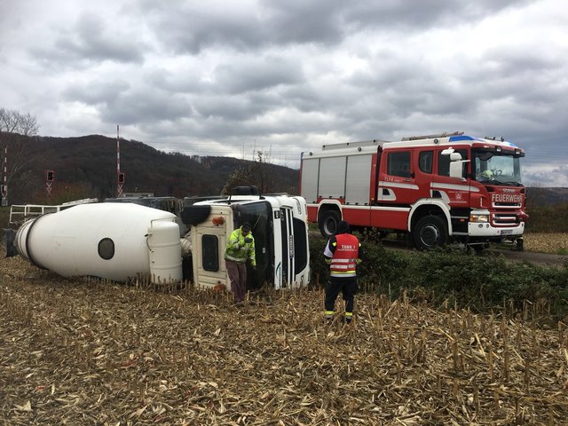 Der LKW kippte in den Acker. | Foto: FF Klosterneuburg