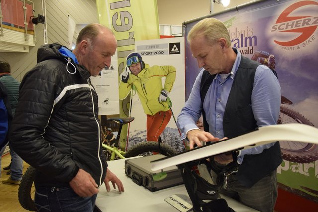 Seniorchef Harald Scherz erklärte eine neue Invention. Cross-Blade: der Schneeschuh auf dem man auch abfährt.
