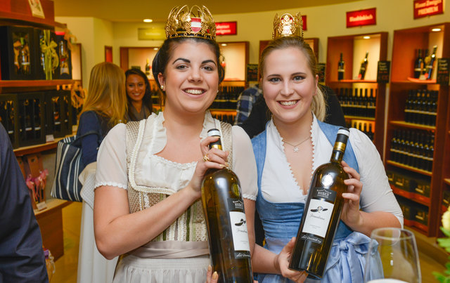 Bundes-Weinkönigin Anna die I. und die burgenländische Weinprinzessin Tatjana Cepnik präsentierten den neuen Jahrgang. | Foto: Klaus Wellenhofer