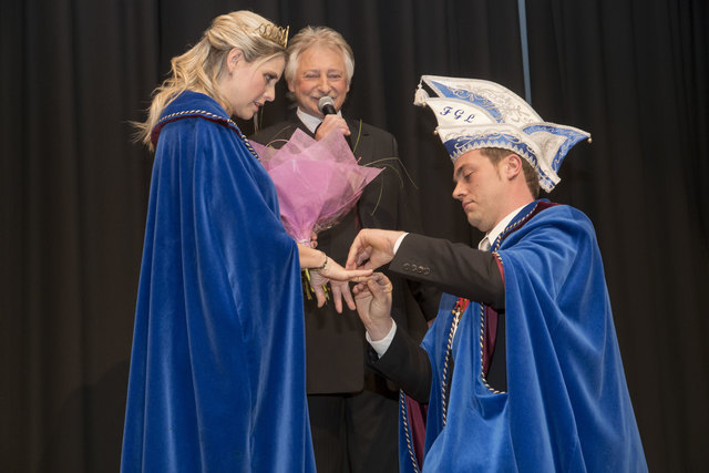 Heiratsantrag auf der Bühne: Faschingsprinz Daniel Geiger mit seiner Prinzessin Karin Sauer, als "Trauzeuge" Franky Brandl. | Foto: Klaus Pressberger