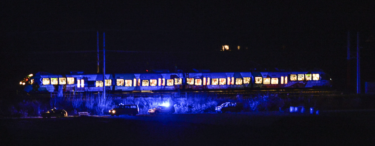Rettungskräfte am Einsatzort Bahnhof Inzing.