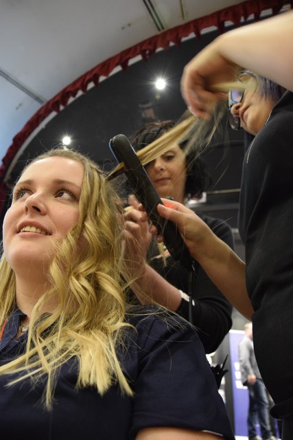 Auf der richtigen Welle waren die Damen vom DM unterwegs. Dort konnte man sich das Handwerk der Friseurin genauer ansehen.