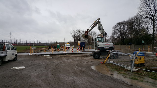 Am Kreisverkehr wird fleißig gebaut