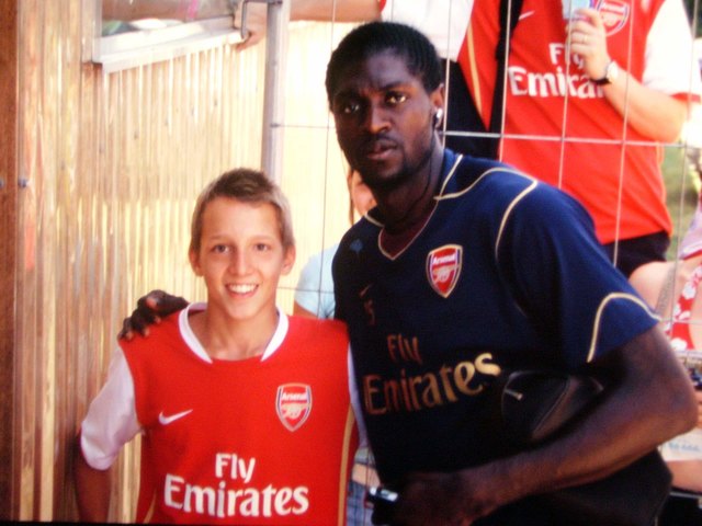 Als Knirps Arm in Arm mit dem ehemaligen Arsenal-Stürmerstar Emmanuel Adebayor: Marco Allmannsdorfer | Foto: Privat