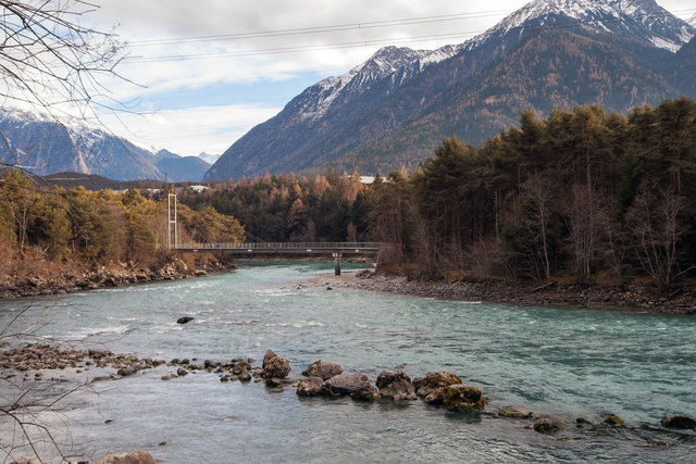 Bild 087: Blick vom Innsteg aus in Richtung Innbrücke und Ötztal. Hier schließt sich der große Rundwanderweg. Rechts oben hinter den Waldhügel sind die Parkplätze. © Ing. Günter Kramarcsik