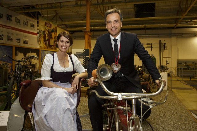 Im Puch-Museum: Conny Bürgler mit Siegfried Nagl | Foto: ServusTV/Götzhaber