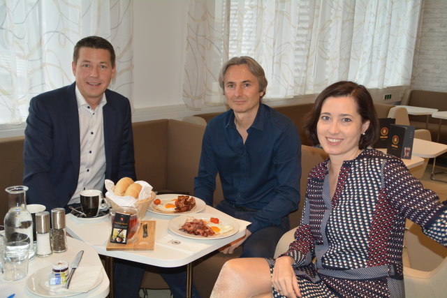 Kurt Hackl und Christian Schram beim Frühstück mit Bezirksblätter-Redakteurin Karina Seidl. | Foto: Rieseder