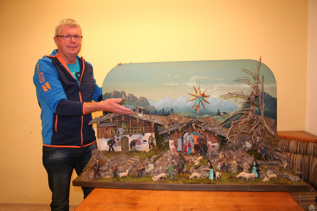 Der Krippenbauer Hans Seidl mit der von ihm restaurierten Kirchenkrippe von Kaprun. | Foto: Christa Nothdurfter