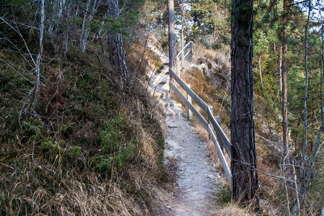 Bild 069: nun geht es ein paar Meter bergauf zum asphaltierten Innradweg. Diesen kann man dann nach Westen retour gehen. © Ing. Günter Kramarcsik