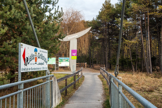 Bild 002: östliches Ende Radwegbrücke. Links geht es zum "Römerbadl" und rechts zum Christbaumsteig. © Ing. Günter Kramarcsik