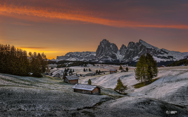 Unser Ausflug zu den Dolomiten liegt mittlerweile schon ein paar Monate in der Vergangenheit. Als wir an diesem Morgen auf die ersten Sonnenstrahlen gewartet haben, zog eine stimmungsvolle Wolke vorbei.