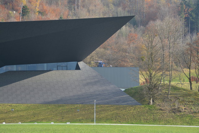 Das Betriebsgebäude im Hinterbereich des Festspielhauses kann offenbar auch als Hubschrauberlandeplatz genutzt werden.