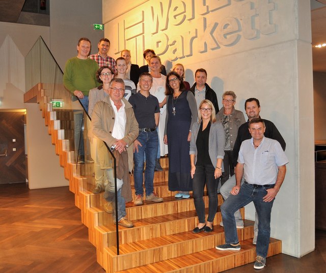 Die Arbeitsgruppe Schule und Wirtschaft war zuletzt im Unternehmen Weitzer Parkett zu Besuch und bekam hier Einblicke in die Produktionsabläufe und Infos zu den Ausbildungsangeboten. | Foto: IBI Weiz