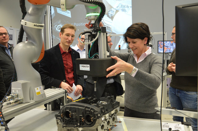 Eine Besucherin beim Testen kollaborativer Roboter. | Foto: Profactor