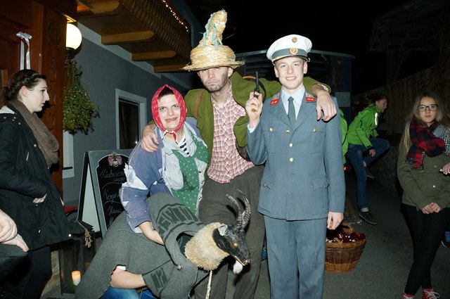 Bettelweibl, Bettelmandl und Polizist haben auch die Hobergoaß mit. | Foto: Martina Labler