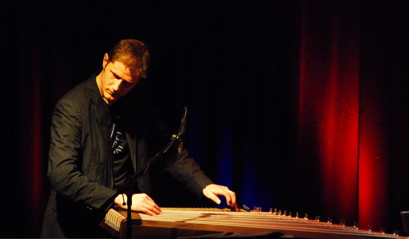 Martin Mallaun spielt auf seiner Zither.