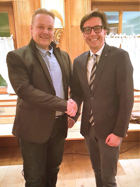 Bezirksobmann Robert Wurzenrainer gratuliert Alexander Gamper. | Foto: FPÖ