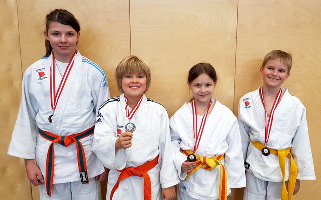 Die Judokas des Judoclubs Raika Kirchberg mit ihren Medaillen. | Foto: privat