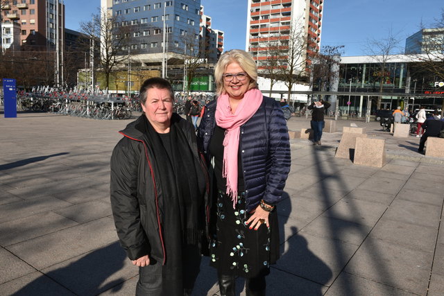 Soziologin Rosemarie Fuchshofer und Sozial-Vizebürgermeisterin Anja Hagenauer am Bahnhofsvorplatz. | Foto: Stadt Salzburg