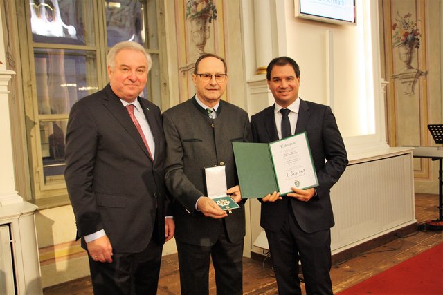LH Hermann Schützenhöfer und LH-Stv. Michael Schickhofer überreichten Bgm. a.D. Josef Baumhackl das Große Ehrenzeichen des Landes.